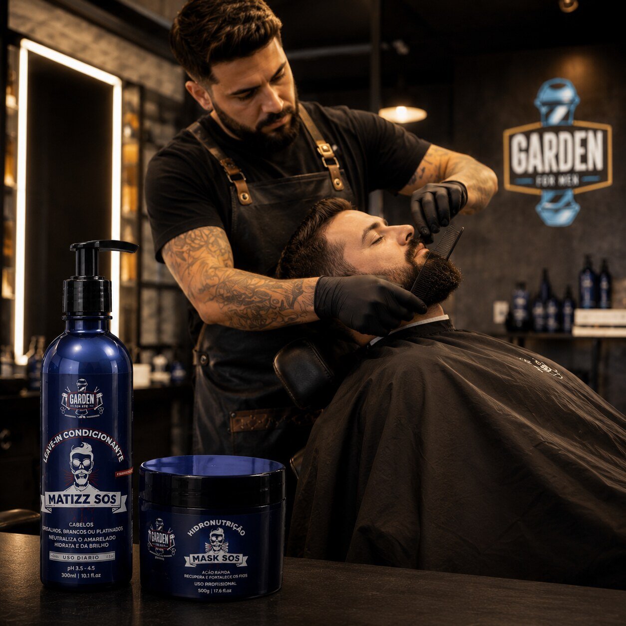 Barbeiro experiente atendendo cliente em barbearia profissional